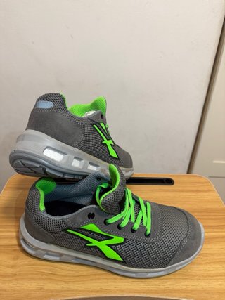 Zapatos de seguridad Diadora grises y verdes