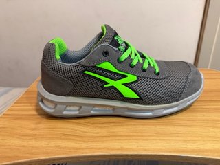 Zapatos de seguridad Diadora grises y verdes