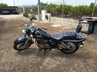 Suzuki 250cc Cruiser Negra y Plata