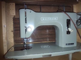 Máquina de coser Wertheim antigua con mueble