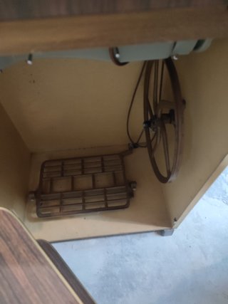 Máquina de coser Wertheim antigua con mueble