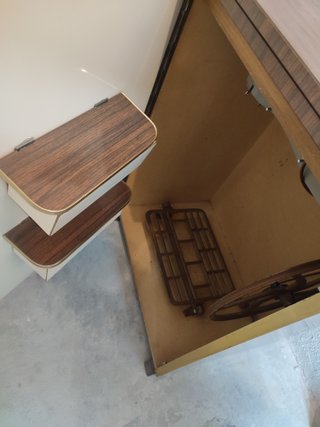 Máquina de coser Wertheim antigua con mueble