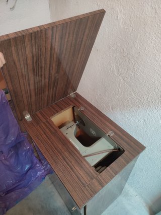 Máquina de coser Wertheim antigua con mueble