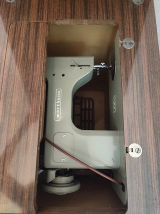 Máquina de coser Wertheim antigua con mueble