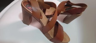 Sandalias de tiras ,con  tacón de cuero marrón.