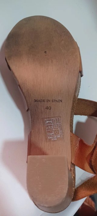 Sandalias de tiras ,con  tacón de cuero marrón.