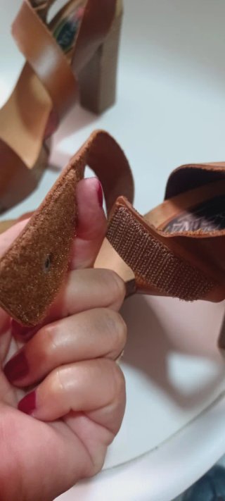 Sandalias de tiras ,con  tacón de cuero marrón.