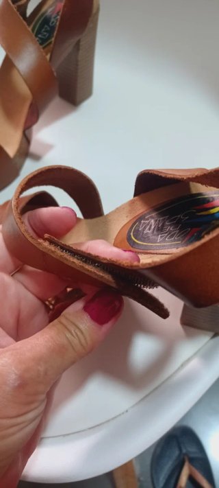 Sandalias de tiras ,con  tacón de cuero marrón.