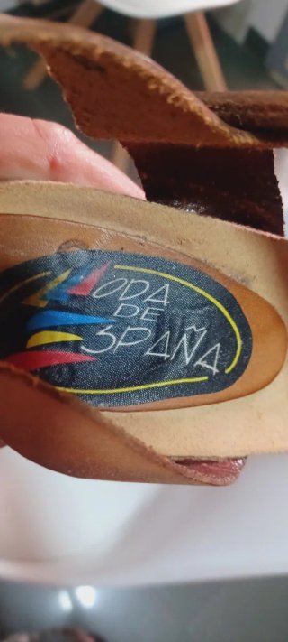 Sandalias de tiras ,con  tacón de cuero marrón.