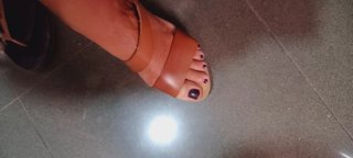 Sandalias de tiras ,con  tacón de cuero marrón.