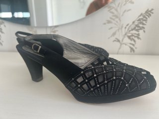 Sandalias y cartera a juego.