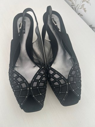 Sandalias y cartera a juego.