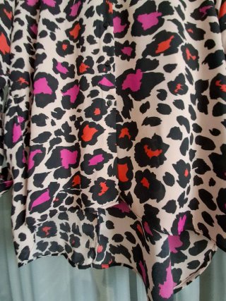 Camisa animal print rosa y rojo
