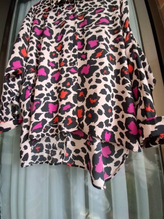 Camisa animal print rosa y rojo