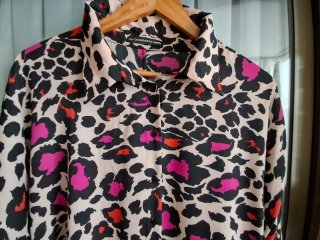 Camisa animal print rosa y rojo