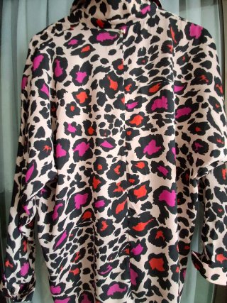 Camisa animal print rosa y rojo