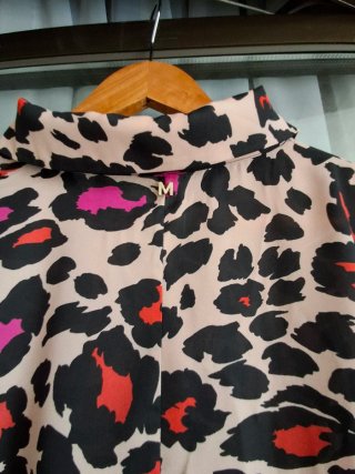 Camisa animal print rosa y rojo