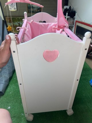 Cuna de madera con armario de juguete