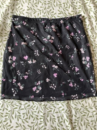 Falda corta floral negra y rosa