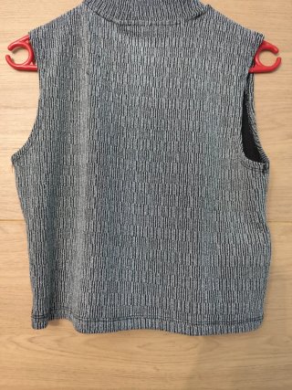 Top sin mangas plateado y negro