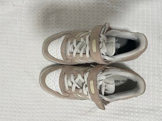 Zapatillas Adidas Beige y Blanco