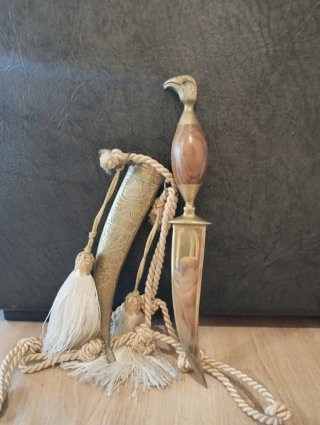Herramientas antiguas, algunas con con fundas