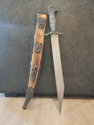 Herramientas antiguas, algunas con con fundas