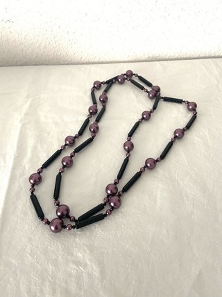 Collar perlas moradas y negras