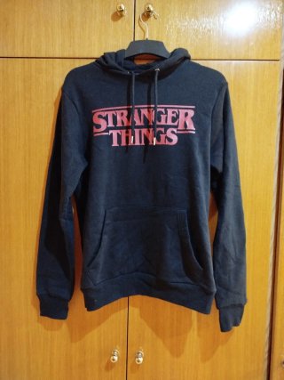 Sudadera Stranger Things Negracon capucha.