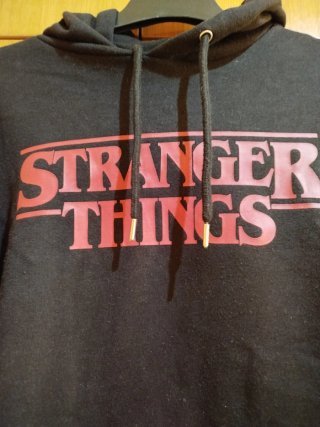 Sudadera Stranger Things Negracon capucha.