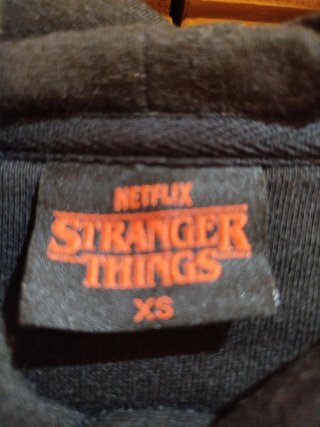 Sudadera Stranger Things Negracon capucha.