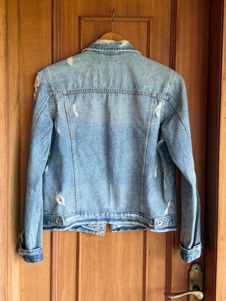 Cazadora vaquera Zara desgastada