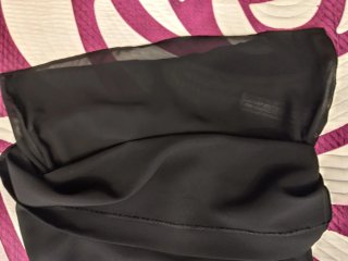 Vestido negro con fruncido trasero