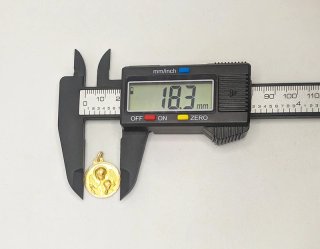 Colgante Medalla Religiosa de oro de 18k, 2.61 g.