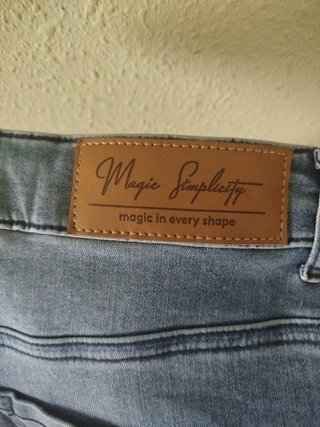 Pantalón Pirata Vaquero y Bermuda Beig talla 44.