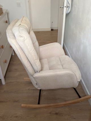 Silla Mecedora Tela Beige Patas Madera