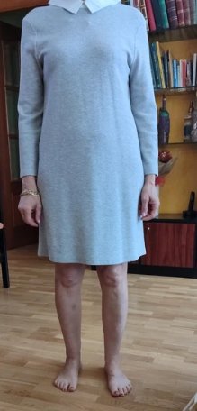 Vestido gris con cuello blanco
