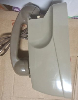 Telefono vintage a disco grigio da muro