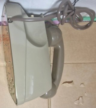 Telefono vintage a disco grigio da muro