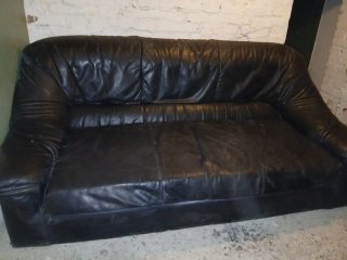 Divano in pelle nera