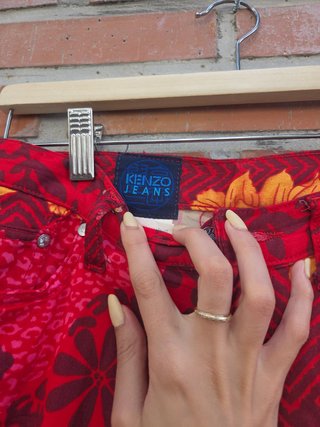 Pantalones vaqueros vinilo estampado
