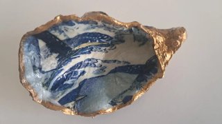 Joyero decorado con decoupage y borde dorado.