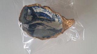 Joyero decorado con decoupage y borde dorado.