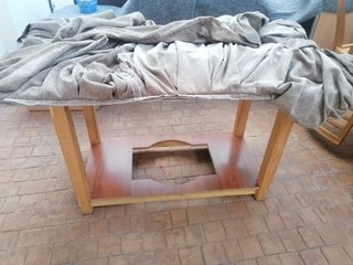 Mesa camilla cristal y faldilla beige