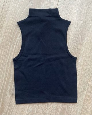 Top negro cuello semicisne de Pull&Bear