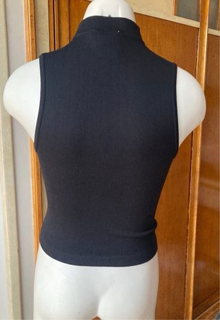 Top negro cuello semicisne de Pull&Bear