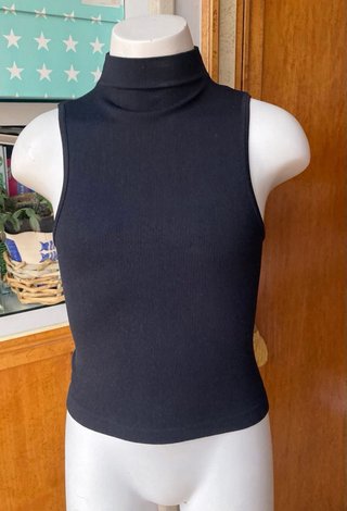 Top negro cuello semicisne de Pull&Bear