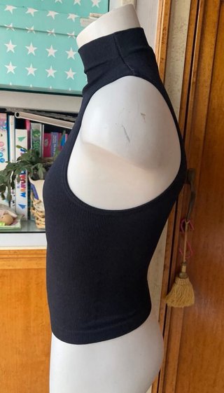 Top negro cuello semicisne de Pull&Bear