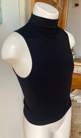 Top negro cuello semicisne de Pull&Bear