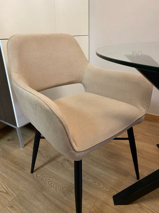 Set 4 Sillas Comedor. Tapizado beig y patas negras